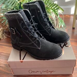 Crown Vintage Size 8.5 Black Boots